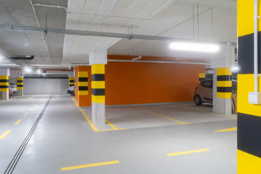 Tiefgarage mit orangem Wandfeld & gelber Linie