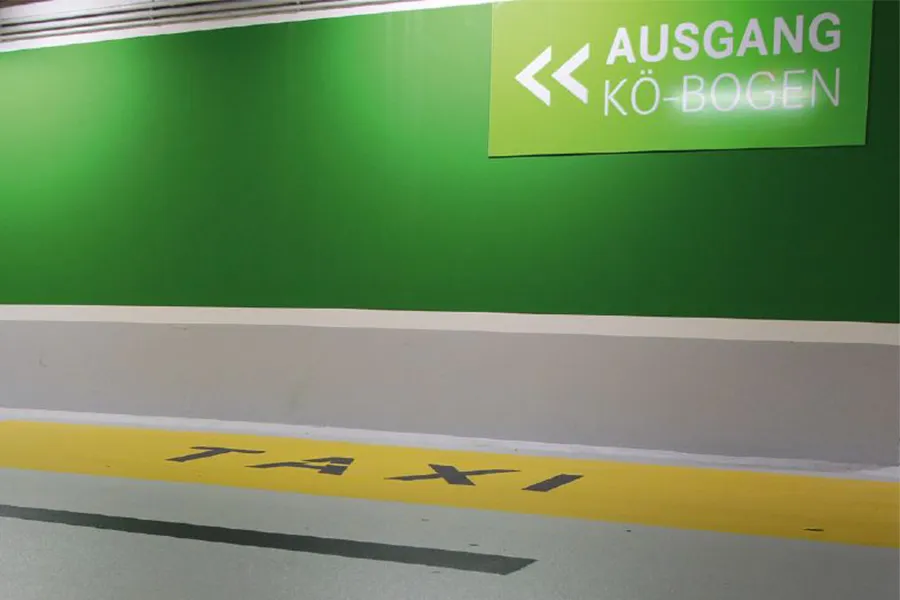 Taxibereich mit grüner Wand und gelber Markierung