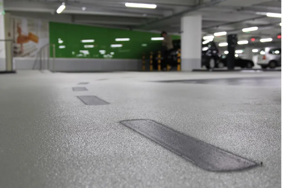 Parkplatz mit Nahaufnahme Gussasphalt-Fuge