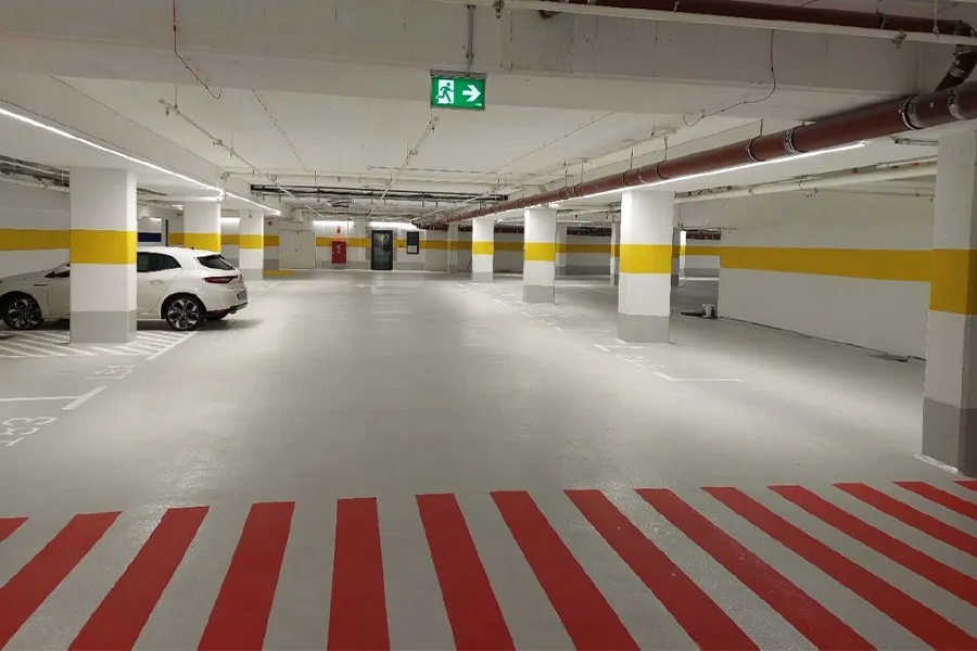 Parkdeck mit roten Streifen und Richtungspfeil