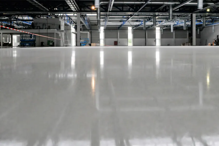 Produktionshalle mit glänzendem Boden