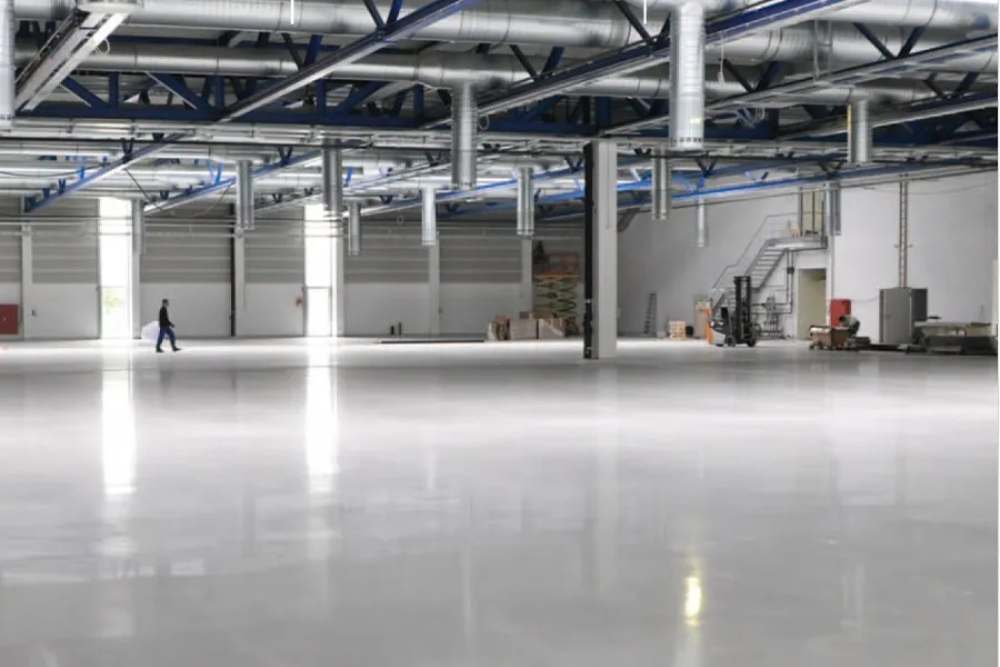Industrieboden mit glatter PU-Oberfläche in Produktionshalle