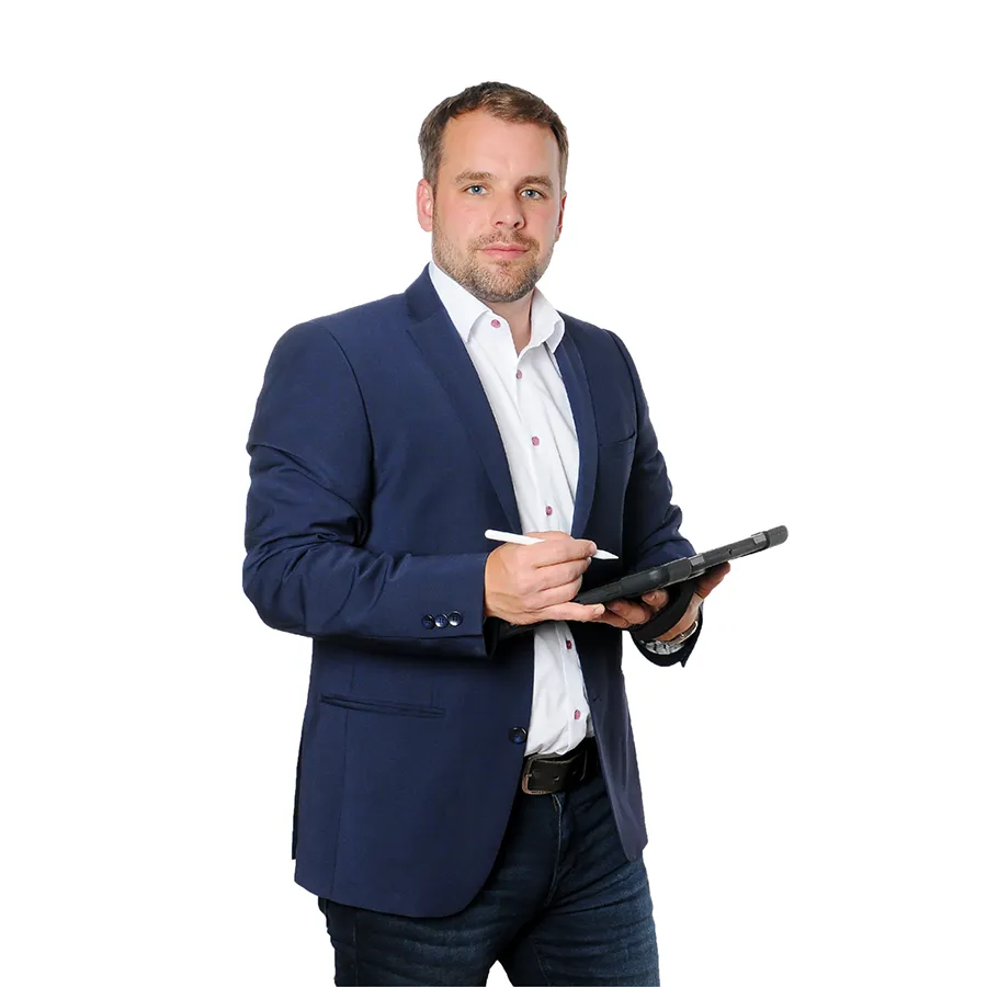 Olli Schwegmann mit Anzug und Tablet vor weißem Hintergrund