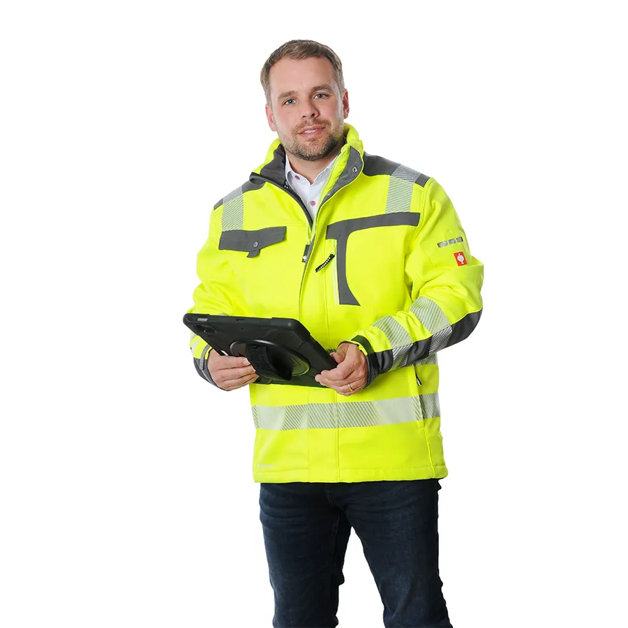 Olli Schwegmann mit Warnschutzjacke & Tablet